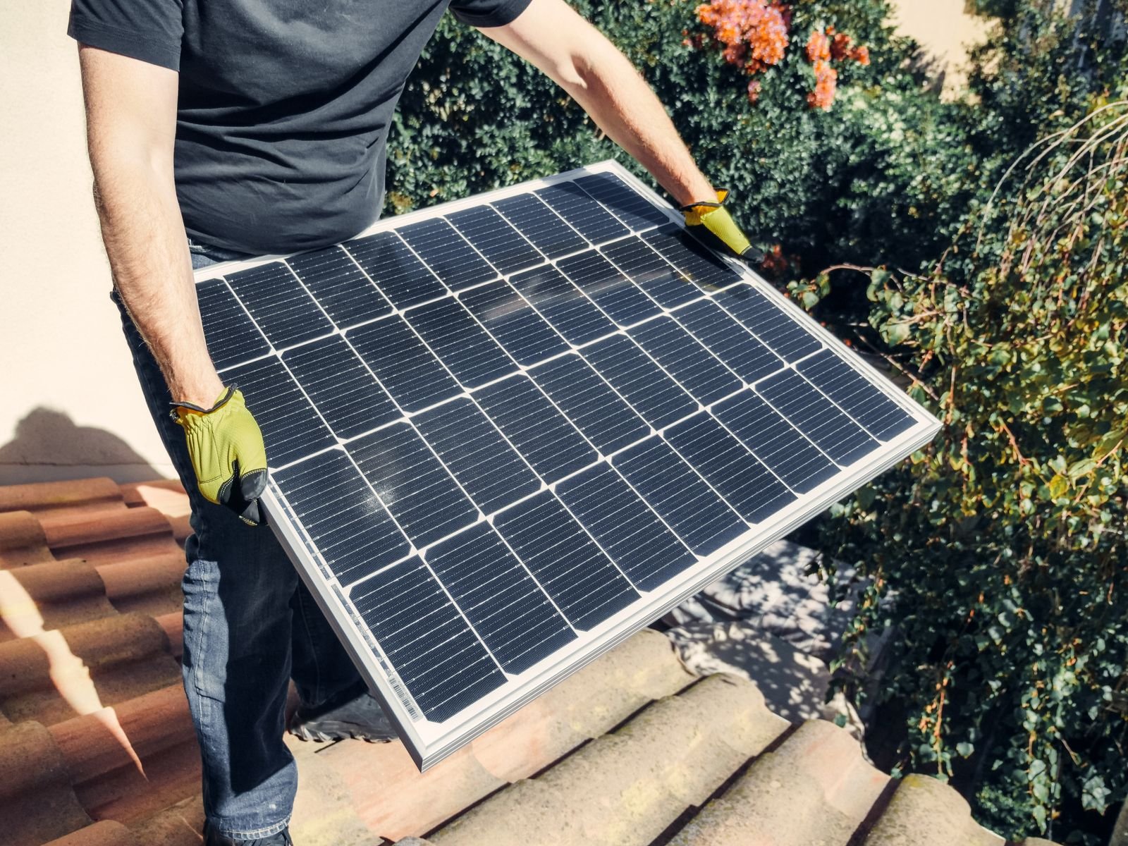 Zonnepanelen in de zon, wanneer negatieve stroomprijzen ontstaan