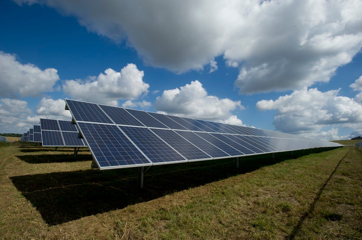 Zonnepanelen op daken in een Nederlandse buurt - energiedelen